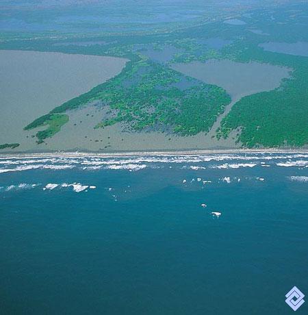 playas-de-barrera-las-lagunas-sobre-la-arena-fontal-que-las-protege-fuente-banco-de-occidente