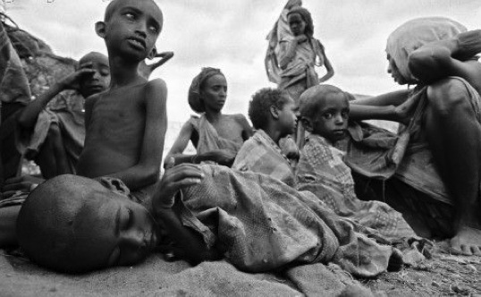 pobreza-y-hambre-en-africa. Las miserias del capitalismo en África. Fuente: Fuente Caputo children’s fund 