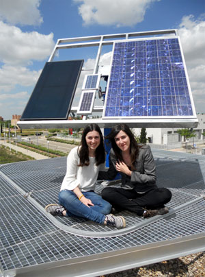 Natalia y Ascensin en las instalaciones fotovoltaicas del grupo de Agua y Energa de IMDEA Agua