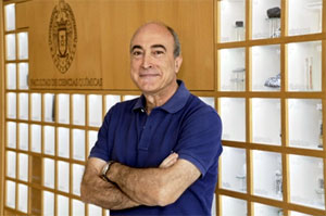 El investigador Nazario Martn, en la facultad de Ciencias Qumicas. / Nazario Martn