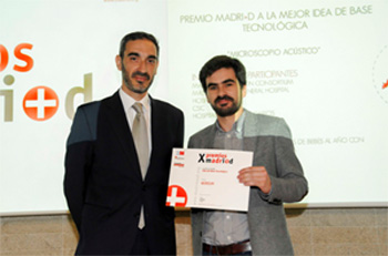 El director general de la Fundación madri+d, Luis Sánchez, entregó el diploma a Rafael Raya por su accésit al Premio madri+d a la Mejor Idea de Base Tecnológica