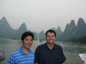 De viaje por China en 2010: navegando por el ro Li con un amigo desde Guilin a Yangshuo, en el suroeste de China. El rio Li es conocido por las formaciones montaosas Karst, y se considera uno de los lugares ms hermosos de China