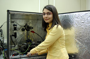  Miriam Jaafar trabajando con el Microscopio de Fuerzas Atmicas en el laboratorio del Prof. Manuel Vzquez y la Dra. Agustina Asenjo en el ICMM.