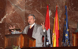 Mauricio Terrones durante la conferencia