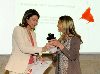 Luca Figar entrega el Premio madri+d a la Mejor Empresa de Base Tecnolgica a Cristina Aparicio, cofundadora de Exaccta de Le Moustache Club