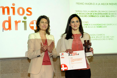 Sonia Martn-Lpez, investigadora de la Universidad de Alcal, muestra el Premio madri+d a la Mejor Patente