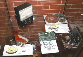 Vitrina con amperímetro y diversos modelos de disco duro