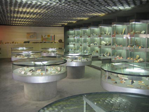Vistas generales de la sala del Museo de Mineralogía