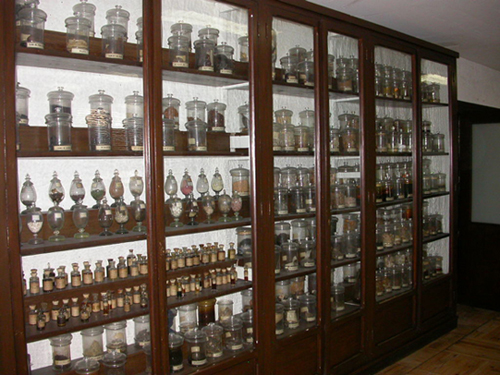 Colección histórica de drogas. Vista general de una de las vitrinas.