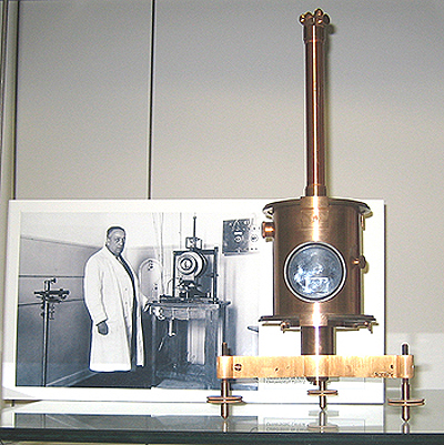 En primer plano, un magnetómetro fibilar, de los primeros años del siglo XX. Al fondo, Blas Cabrera Felipe junto a un magnetómetro del Laboratorio de Automática, depositado en el Museo Nacional de Ciencia y Tecnología