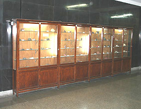 Vista general de armarios con ejemplares mineralógicos