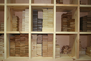 Colección de tacos de madera con cartelas identificativas