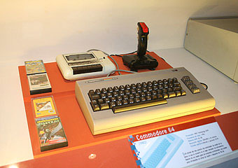 Ordenador personal Commodore 64, con juegos y dispositivos periféricos