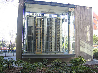 Centralita telefónica situada a la entrada de la Escuela Técnica de Telecomunicación