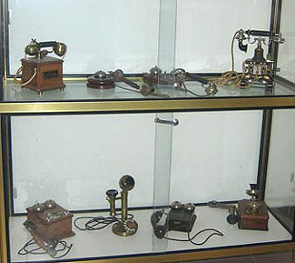 Vitrinas con aparatos telefónicos