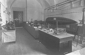 Exposición de maquinaria en el Laboratorio de Automática a principios del siglo XX
