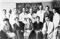 Nicols Achucarro (de pie, con traje) junto a Alois Alzheimer (a su derecha) en el Laboratorio de Mnich hacia 1908