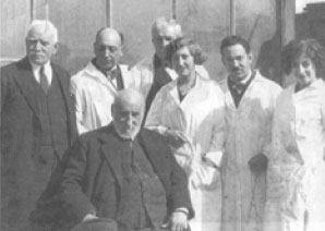Cajal, sentado, junto algunos discípulos (Domingo Sánchez, a la izquierda, y Enriqueta Lewy, a la derecha).