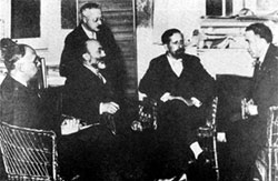 Ramn Menndez Pidal y Amrico Castro (sentados en el centro) junto a Pedro Salinas (derecha) departiendo en el Centro de Estudios Histricos