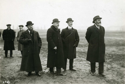 Issy-les-Moulineaux (suroeste de Pars), en el polgono de Aerostacin de la Casa Astra, marzo de 1911 . Durante las pruebas del dirigible -Astra-Torres n 1-, en presencia de los ingenieros: Richard, Rbikoff y Kapferer.