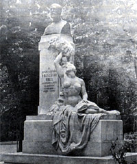 Monumento al Dr. Blas Lzaro Ibiza en el parque madrileo de El Retiro. La Esfera, 13-VI-1925