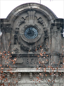 Remate ornamental sobre la entrada del edificio administrativo de la Avenida de Ciudad de Barcelona