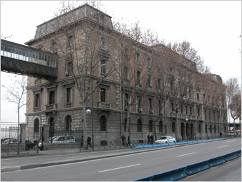 Edificio administrativo de la antigua estación, hoy en la Avenida Ciudad de Barcelona
