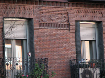Detalle de la fachada de las viviendas de la Ronda de Atocha, nº 31-33