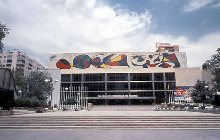 Palacio de Exposiciones y Congresos. El mural de Joan Miró es una añadido de 1980