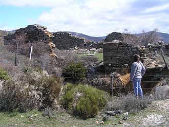 En las proximidades de la bocamina se encuentran los restos de antiguas construcciones mineras