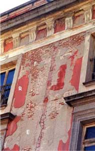 Aspecto del deterioro de la fachada. Revoco rojo (R), fbrica de ladrillo (F) y enfoscado de cemento (E)