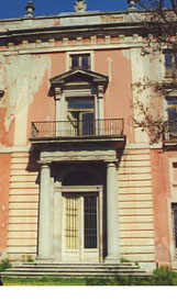Portada de la fachada orientada hacia los jardines del palacio