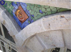 Paneles cermicos que decoran las fachadas y trencadi o mosaico de azulejos que reviste las enjutas en los arcos de las fachadas del Antiguo Hospital.