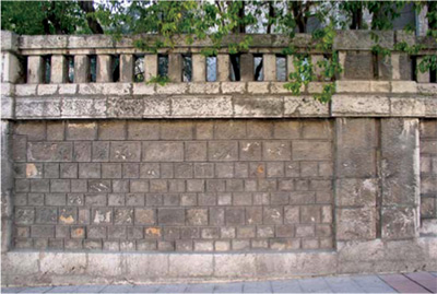 Grueso mortero de junta existente en el muro perimetral, aplicado posiblemente durante el funcionamiento del inmueble como Hospital Militar y retirado en el ao 2008.