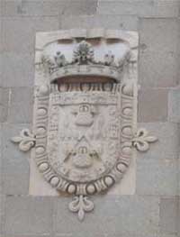 Uno de los escudos de la fachada