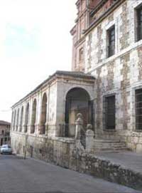 Lateral del Monasterio con soportal