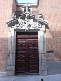 Puerta principal labrada en granito