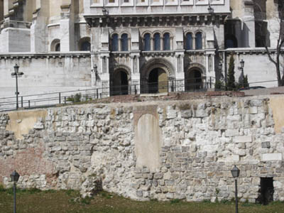 Muralla rabe y entrada a la Cripta de la Catedral de la Almudena