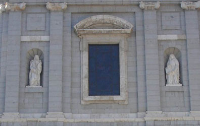 Detalle de la fachada Este realizada en granito y adornos con caliza de Colmenar.
