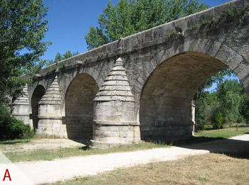 A - Puente de Retamar aguas abajo, donde los tajamares son de simetría semicircular.