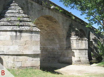 B - Puente de Retamar aguas arriba, con los tajamares de simetría apuntada.