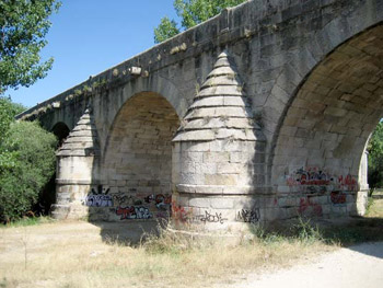 Puente de Retamar aguas abajo en 2007, presentando importantes formas de deterioro relacionadas con la actividad antrópica (grafitis).