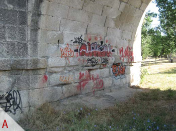 A - Eflorescencias salinas generadas bajo los grafitis (imagen del 2007).