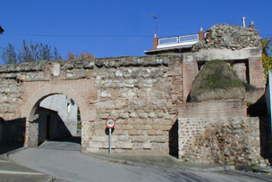 Entrada sur al recinto amurallado por la denominada Puerta de la Villa o del Arco.