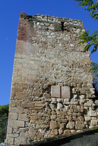 Parada 2. Recrecido en altura de uno de los torreones del lienzo sur de la Muralla.