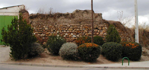 Parada 10. Restos del posible torreón, posteriormente muy modificado, ubicado en el muro este de la Muralla.