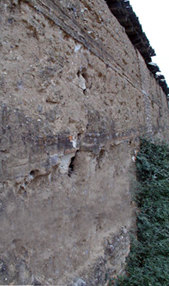 Parada 8. Cajones de tapial entre hiladas de ladrillo fabricados en tierra.lienzo sur de la Muralla.