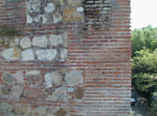 Paradas 7 y 8. Muro de cerramiento de la Cartuja aprovechando el muro bajomedieval original de la Muralla.