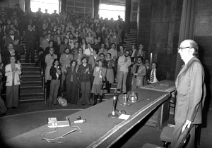 En su primera clase a la vuelta de la ctedra. Universidad Complutense, 1976. Foto EFE