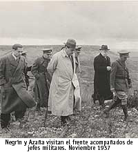 Negrn y Azaa visitan el frente acompaados de jefes militares. Noviembre 1937